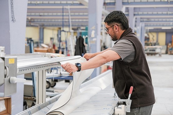 Bekenntnis zum Ostschweizer Standort: Griesser hat im letzten Mai die neue Produktionslinie ihres Bestsellers, der designstarken Fassadenmarkise Solozip, am Standort Aadorf in Betrieb genommen und so in die nachhaltige Sonnenschutz-Zukunft investiert. Bild: zVg