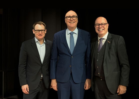 Bestens vernetzt: Der prominenteste Gast in Klosters war Bundesrat Martin Pfister (Mitte). sgv-Direktor Urs Furrer (links) und sgv-Präsident und Ständerat Fabio Regazzi freuten sich über das grosse Stelldichein der Schweizer KMU-Wirtschaft in den Bündner Bergen.