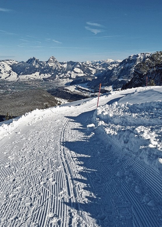 Winterwanderweg auf dem Niederbauen in Richtung Alp Tritt mit Aussicht auf die Mythen. Bild: zVg