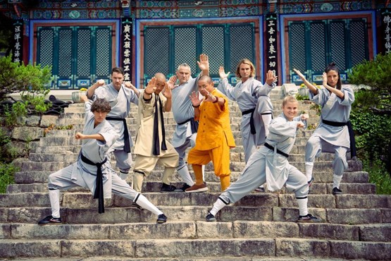 Kein Service public, aber sehr teuer: Für «Shaolin Challenge» reisen Prominente nach Südkorea und trainieren dort in einem Tempel. «Unsere kleine Botschaft» floppte und ist abgesetzt. Bilder: zVg/SRF