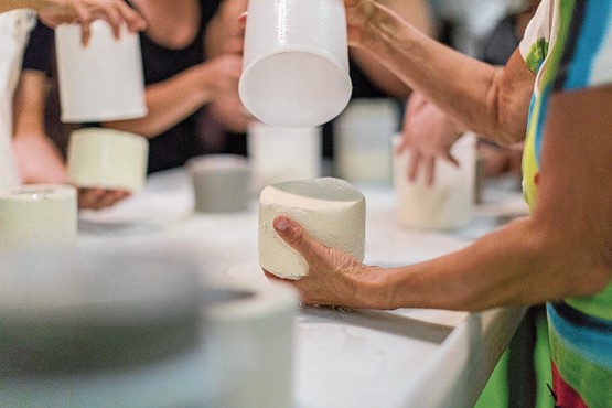Manufaktur als Schaufenster fürs Käserhandwerk: Bei Führungen und Kursen erhalten die Gäste Einblick in die Käserei und können auch selbst Hand anlegen.Bilder: zVg