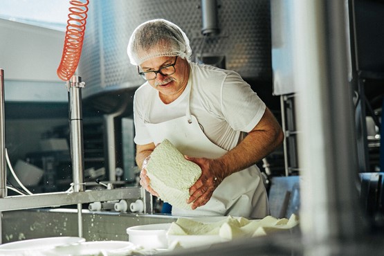 Eine jahrhundertealte Tradition, welche von Generation zu Generation weitergegeben wird: In der Milchmanufaktur Einsiedeln werden mit viel Handarbeit und mit Liebe zum Detail genussvolle Produkte aus der erstklassigen Einsiedler Bergmilch hergestellt.