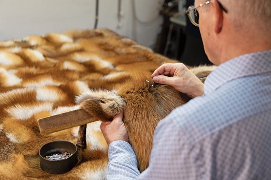 Echter Pelz zwischen Nachhaltigkeitsdebatte und Tradition: Die Schweizer Pelzbranche setzt auf Nachhaltigkeit und Ausbildung. Leider gefährdet der Nachwuchsmangel das Kürschnerhandwerk.