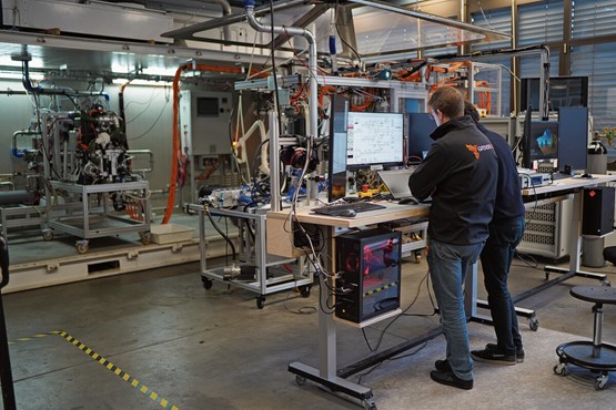 Un ingénieur GreenGT analyse les plans d’assemblage sur poste informatique.