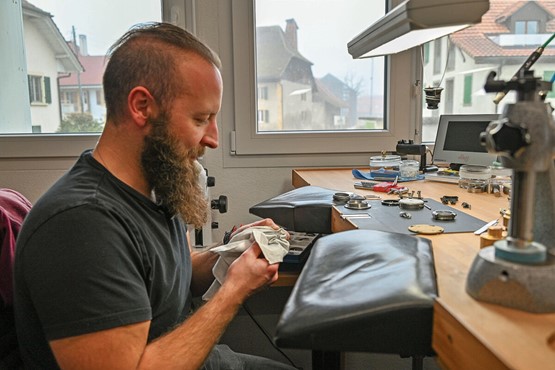 Arnaud Bernaschina, un horloger expérimenté qui travaille chez Mauron Musy.Photo: FOG
