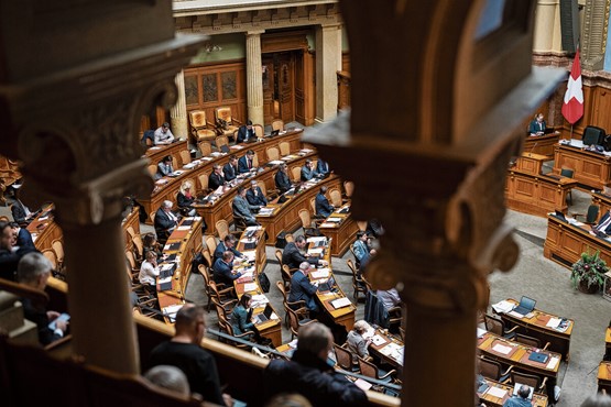 Chaque année, plusieurs centaines d’interventions sont déposées au Parlement: une tendance haussière. Photo: Keystone