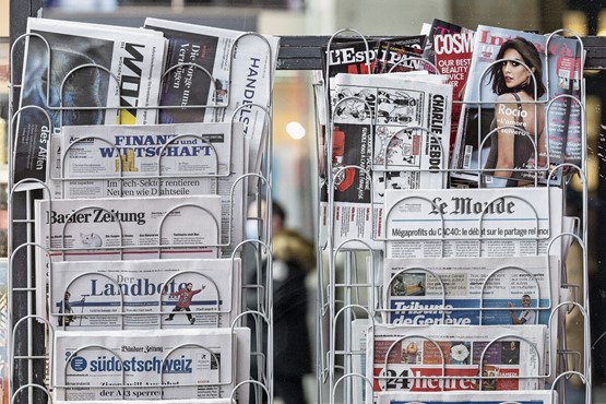 La Suisse compte des centaines de journaux et de publications diverses. Malgré cela, les opposants à l’initiative SSR annoncent un déclin de la démocratie en cas d’acceptation de l’initiative.Illustration: Keystone