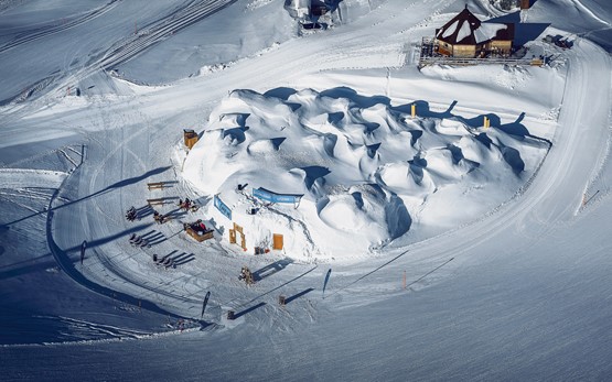 Winterabenteuer: Die handgefertigten Schneedörfer bieten an drei Standorten in der Schweiz Übernachtungen, Fondue-Abende und Events an. Bild: ©www.iglu-dorf.com
