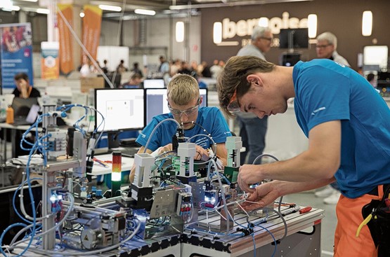 Die Arbeitswelt wandelt sich. In der Schweiz werden die Bildungsinhalte der Berufe deshalb laufend an neue Anforderungen angepasst. Bild: isa