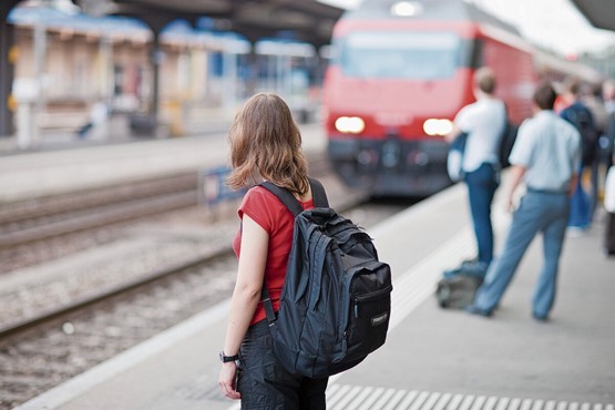 85 Prozent aller jugendlichen Lernenden pendeln von ihrem Wohn- zu ihrem Ausbildungsort maximal 60 Minuten. Bild: Keystone