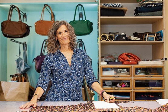 Leidenschaft und Handwerk: Fiona Losinger lebt ihre Passion für Leder mit viel Fingerspitzengefühl und Liebe zum Detail.