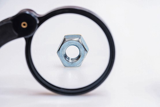 Bei den Lohnkontrollen die Schraube weiter anzuziehen, macht insbesondere bei KMU keinen Sinn. Bild: 123RF