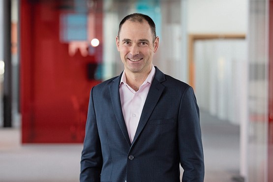 ihre fragen anChristoph Clavadetscher arbeitet im Kompetenzzentrum Cyber Risk bei der Mobiliar. Als Betriebswirtschafter mit Spezialisierung in Risiko Management und Versicherung blickt er auf langjährige Erfahrung an der Schnittstelle Cyberversicherung und Cyber Security zurück. Fragen sind zu richten an: christoph.clavadetscher@mobiliar.ch