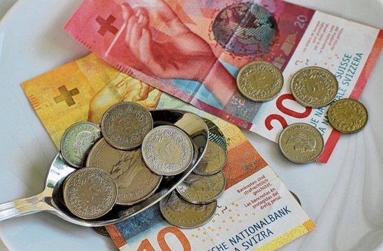 Eine freiwillige Zuwendung, aber kein Lohn: Trinkgelder sind nicht als Teil der Vergütung des Arbeitgebers zu betrachten. Bild: 123RF