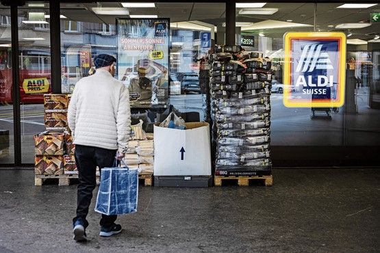 Lohnbeiträge und Mehrwertsteuer zu erhöhen, um die 13. AHV-Rente zu finanzieren, ist der falsche Weg. Gefragt ist eine grundlegende, kohärente und nachhaltige Reform der AHV. Bild: Keystone