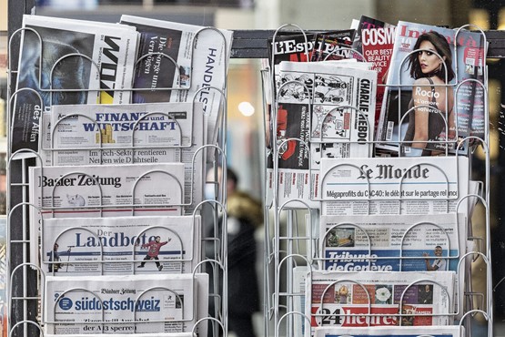 In der Schweiz gibt es mehrere hundert Zeitungen. Trotzdem reden die Gegner der SRG-Initiative bei einem JA den Untergang der Demokratie herbei. Bild: Keystone