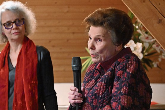 Edith Carey évoque ses souvenirs lors de la présentation de son livre en janvier à Lausanne. Barbara Fournier (à g.) animait la discussion.Photo: FOG