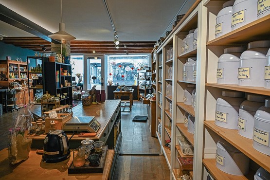 L’étagère aux 120 thés sur la droite.