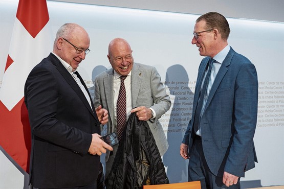 Pour une fois, les partenaires sociaux s’engagent ensemble contre cette initiative (de g. à dr.): Pierre-Yves Maillard, président de l’Union syndicale suisse (USS), Fabio Regazzi, président de l’Union suisse des arts et métiers (usam) et Adrian Wuethrich, président de Travail.Swiss. Photo: Keystone