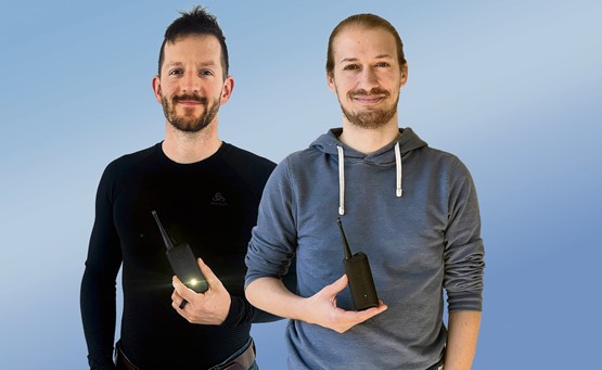 Thomas Bechtiger (à g.) et Clément Hampai (dr.) ont inventé une radio pour les terrains difficiles. Photos: dr