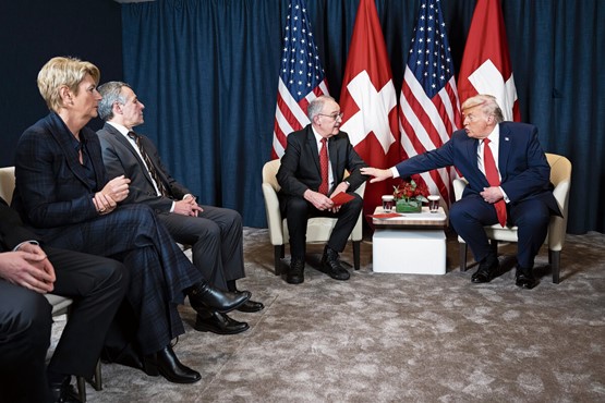 L’amitié, c’est autre chose. À Davos cette année, le président américain Donald Trump échange avec Guy Parmelin, président de la Confédération,sous le regard attentif de Karin Keller-Sutter, cheffe des finances et d’Ignazio Cassis, responsable des Affaires étrangères. Photo: Keystone