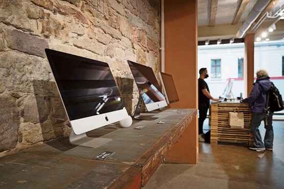 Un exemple de recyclage: des iMac attendent d’être revendus dans une boutique Revendo à Bâle. Photo: Keystone