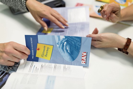 Eine Beraterin eines Regionalen Arbeitsvermittlungszentrums zeigt einer arbeitslosen Person, wie sie sich richtig bewirbt. Bild: Keystone