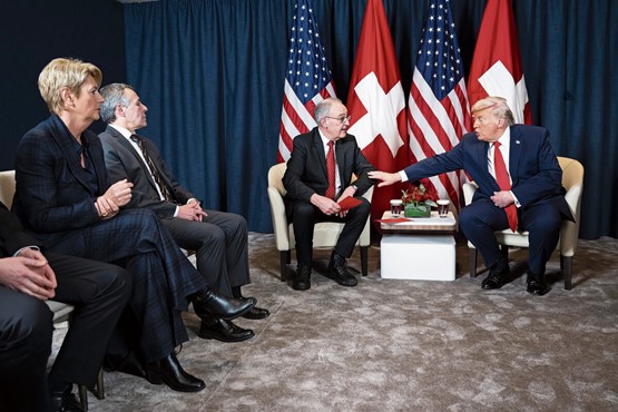Freundschaft sieht anders aus: US-Präsident Donald Trump sagt Bundespräsident Guy Parmelin, wo’s lang geht – Finanzministerin Karin Keller-Sutter und Aussenminister Ignazio Cassis hören mit versteinerter Miene zu. Bedrückende Szene am Rand des diesjährigen WEF in Davos.Bild: Keystone