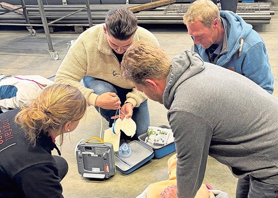Aus der Praxis für die Praxis: notfallTraining schweiz macht das Thema Notfallhilfe für die Bevölkerung greifbar und baut­ Berührungsängste ab. Bild: zVg