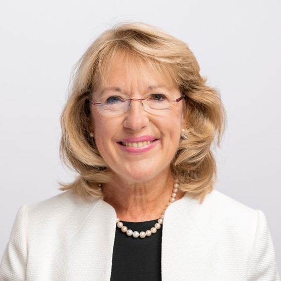 «LE RAPPORT D’EXPERTS DE LA CON-FÉDÉRATION ESTIME LE POTENTIEL D’ALLÈGEMENT À CINQ MILLIARDS PAR AN.» Jacqueline de Quattro*