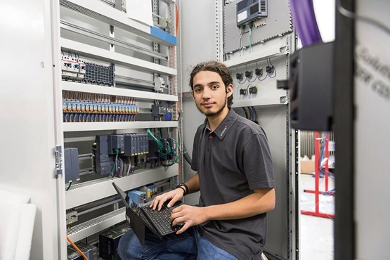 Numérisation, mobilité électrique et énergies renouvelables: le secteur de l’électricité innove et promeut les jeunes talents. Photo: Michael Donadel