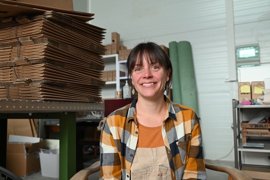Elise Lanoue a développé et lancé sur le marché une lessive innovante à base de cendres de bois naturel suisse propre. De quoi intéresser ceux qui pensent à l’environnement.Photo: FOG