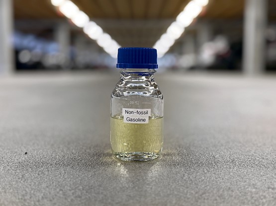 Voici une fiole de cette essence non fossile et donc climatiquement neutre mise au point par Alessia Cesarini. Photo: Gota Energy