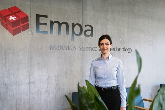 Alessia Cesarini, récipiendaire du prix Empa Entrepreneur Fellowship 2026, a inventé une essence synthétique propre et facile à utiliser sans transformer les véhicules ni les infrastructures. Photo: Empa