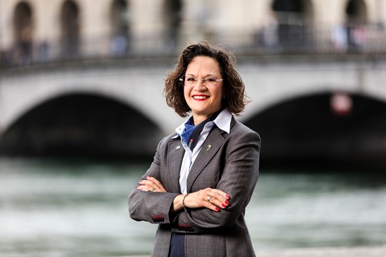 Foto links: Martha Lüthy-Zobrist – eine Pionierin des Schweizer Gewerbes. Aufnahme um 1930. Foto rechts: Christine Davatz-Höchner – eine Gestalterin des Schweizer Gewerbes. Bild links: Schweizerische Nationalbibliothek, Graphische Sammlung: Sammlung Fotoporträts. Bild rechts: sgv 