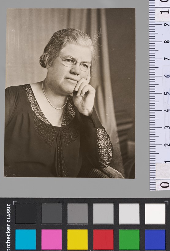 Foto links: Martha Lüthy-Zobrist – eine Pionierin des Schweizer Gewerbes. Aufnahme um 1930. Foto rechts: Christine Davatz-Höchner – eine Gestalterin des Schweizer Gewerbes. Bild links: Schweizerische Nationalbibliothek, Graphische Sammlung: Sammlung Fotoporträts. Bild rechts: sgv 