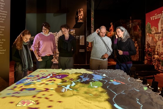 Publikumsmagnet: Die Ausstellung «hûs, stat, fëld – Mittelalter in der Zentralschweiz» zeigt, wie sich die Zentralschweiz über die Jahrhunderte verändert, und fasziniert Jung und Alt. Bilder: zVg