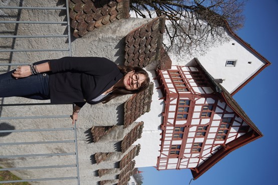 Barbara Keiser ist Direktorin ad interim und wünscht sich, dass das Museum Burg Zug weiterhin ein spannender Ort bleibt, der Besucherinnen und Besucher aus der ganzen Schweiz anzieht.