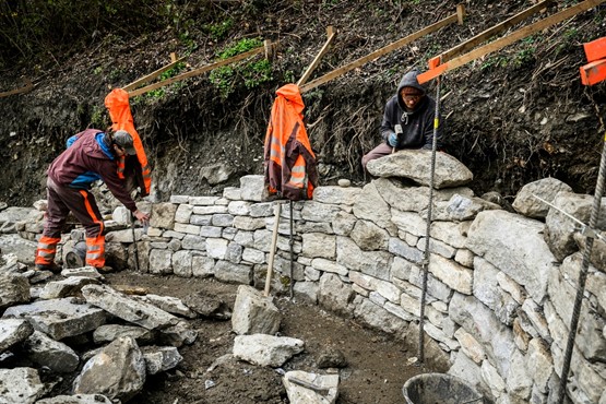 Der Zivildienst – hier Zivildienstleistende beim Bau einer Trockenmauer – sollte eigentlich eine Ausnahme und keine Alternative zum Militärdienst sein. Bild: Keystone