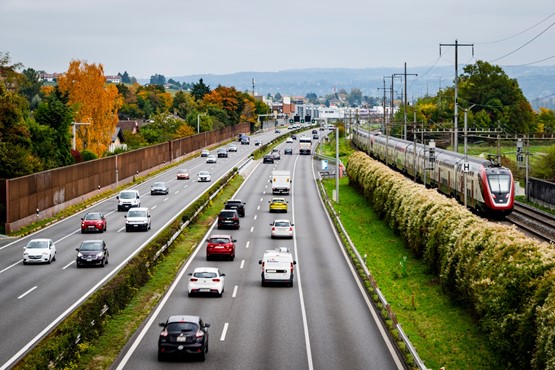 Die Entwicklung der Verkehrsinfrastruktur muss die Bedürfnisse der KMU berücksichtigen – und hier bilden die Nationalstrassen das Rückgrat. Sie sorgen dafür, dass Waren ausgeliefert, Dienstleistungen erbracht und die Mitarbeiter ihren Weg zum Kunden finden. Engpassbeseitigungen sind deshalb unerlässlich. Bild: Keystone