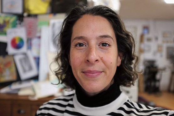 Autoportrait, par claudia nicotra«En janvier 2012, lorsque je me suis lancée dans cette belle et grande aventure, je voulais faire de Dessin & Découverte un lieu de création inspiré par l’Académie de Meuron où j’ai développé mes compétences artistiques. Aujourd’hui, c’est dans un atelier spacieux et lumineux que j’offre aux courageuses et courageux élèves un espace pour expérimenter et se surpasser.Et il en faut du courage pour dessiner, peindre ou simplement créer! Accepter l’inconfort des débuts, ne pas vouloir aller plus vite que la musique, faire confiance au processus et surtout, persévérer.Tous animés par une même passion, les discussions vont bon train, souvent légères et divertissantes, parfois intimes. L’activité se mue alors en moments d’échanges, ou l’humain peut reprendre sa place dans la frénésie du quotidien. On s’encourage, on se soutient et c’est, je pense, ce qui rend ces cours uniques.Je suis reconnaissante d’avoir pu faire de ce rêve une réalité qui perdure encore à ce jour. Tout ceci grâce à la confiance et à la fidélité de mes élèves, que j’accompagne avec grand plaisir dans le dépassement de leurs hésitations artistiques.» Claudia Nicotra