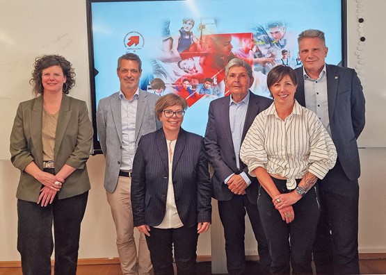 Unis pour valoriser l’apprentissage (de g. à d.): Mélanie Walser, Yann Huguelit, Céline Benoit, Jean-Claude Baudoin, Séverine Favre, Charles Constantin. dr