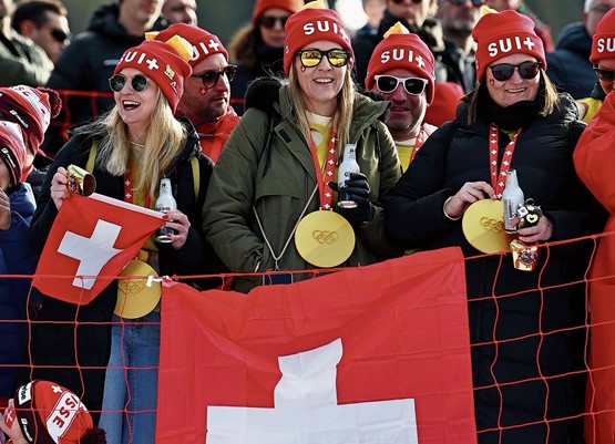 Les amateurs de ski aux J.O. de Milan. En Suisse, le lobby de la prévention recourt au chantage et casse l’ambiance bien à l’avance. Photo: Keystone