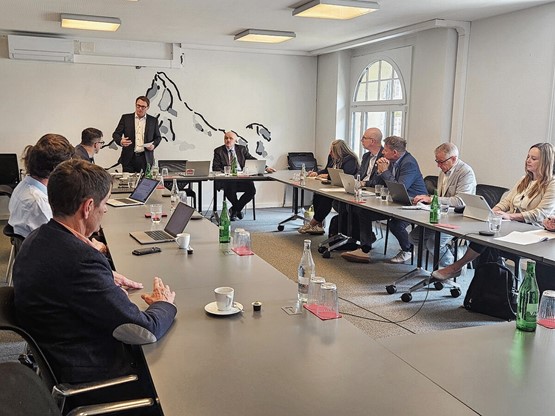 À gauche, la délégation canadienne accueillie par Urs Furrer et Dieter Kläy, respectivement directeur de l’usam et responsable des questions liées à la formation professionnelle. À droite, les Canadiens intéressés par les spécificités helvétiques dans la formation des apprentis. Photo: usam/David Lamon