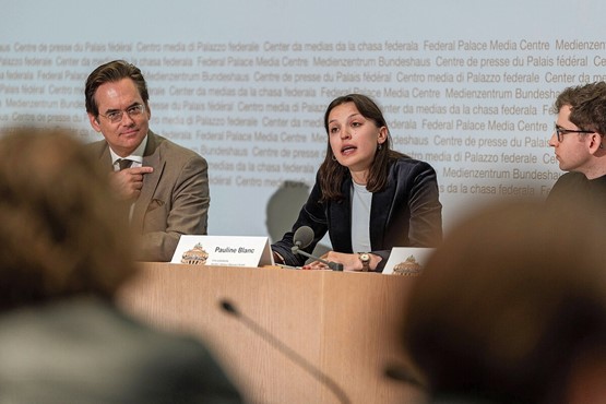 Olivier Feller, conseiller national (PLR/VD) (à g.) et Pauline Blanc, vice-présidente des Jeunes PLR (au centre): pour une croissance mesurée de l’administration, ni plus, ni moins. Photo: dr