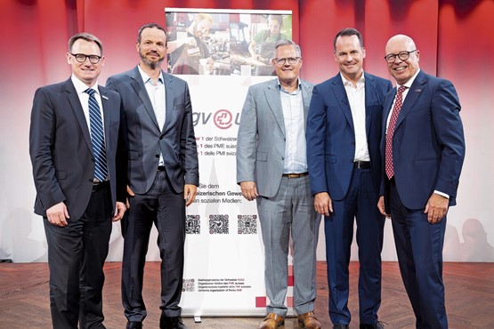 Les trois nouveaux membres du Comité directeur: Patrick Gendre (2e dep. la g.), Roman Mayer (centre) et Damian Müller (2e dep. la dr.). Tout à g.: Urs Furrer (dir.) et tout à dr.: Fabio Regazzi (prés).Photo: Nadia Schärli
