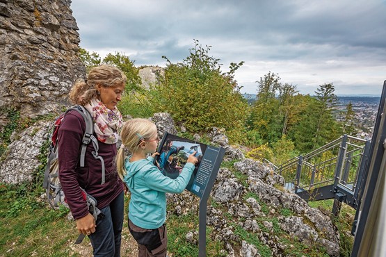 Das Baselbiet zählt zu den burgenreichsten Regionen der Schweiz und bietet ideale Voraussetzungen für abwechslungsreiche Burgenwanderungen. Hier die Ruine Pfeffingen. Bilder: Jan Geerk