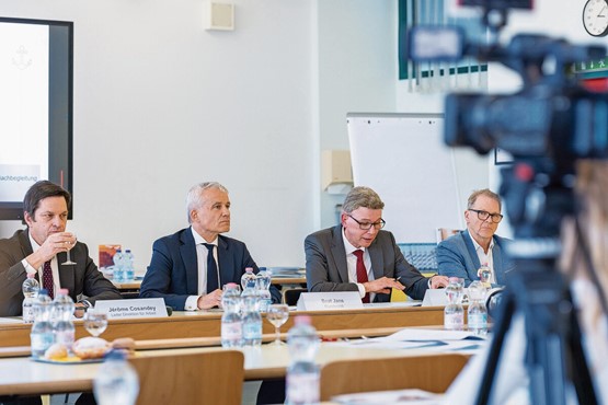 Von links: Jérôme Cosandey vom SECO, Bundesrat Beat Jans, der Aargauer Regierungsrat Dieter Egli und Reto Huber, Geschäftsführer Postauto bei der Voegtlin-Meyer AG. Bild: © Swiss Logistics by ASFL SVBL