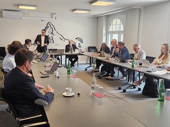 Die interessierte Delegation aus Kanada wurde von sgv-Direktor Urs Furrer und Dieter Kläy, Ressortleiter Berufsbildung, in den Räumen des Schweizerischen Gewerbeverbands sgv an der Berner Schwarztorstrasse empfangen. Bilder: sgv/David Lamon