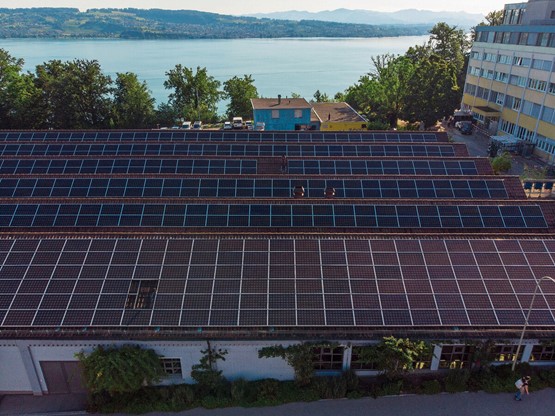 Photovoltaik-Anlagen – im Bild das Tuwag-Areal in Wädenswil – können KMU allenfalls helfen, langfristig die Kosten zu senken und die Unabhängigkeit zu erhöhen.  Bild: Keystone
